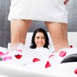 Patut Anda Coba Variasi Seks di Kamar Mandi