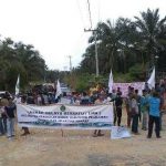Tuntut Pengaspalan Jalan, Warga Blokir Akses PT Arara Abadi