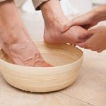 Berbagai Manfaat Merendam Kaki dengan Air Garam