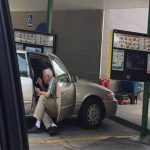 Viral, Potret Kakek Renta Suapi Istri Es Krim Bikin Terharu