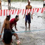 Para ‘Koruptor’ Ikut Sepakbola Lumpur di Sleman