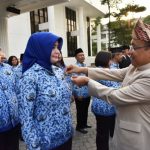 Pimpin Upacara 72 Tahun RI di Lingkungan Kepresidenan, Mensesneg Sematkan Tanda Penghargaan
