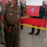 Satpol PP Dumai Segel Toko Modern Alfamart.