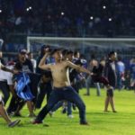 Panasnya Laga Kontra Arema, Dua Pemain Persib Jadi Korban