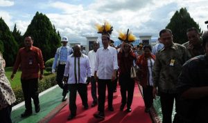Berkunjung ke Tanah Cendrawasih, Presiden Jokowi Diberi Gelar Panglima Perang