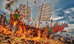 Ribuan Wisnas dan Wisman Saksikan Ritual Bakar Tongkang