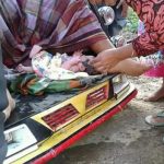 Ibu Muda Ini Tak Sadar Melahirkan di Atas Bentor