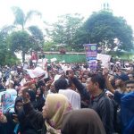 Nyaris Berujung Bentrok, Ratusan ‘Emak-emak’ Hadang Aparat yang Hendak Mengusir Massa Deklarasi #2019GantiPresiden di Pekanbaru
