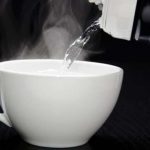 Dapatkan 6 Manfaaat Minum Air Putih Hangat Saat Sahur