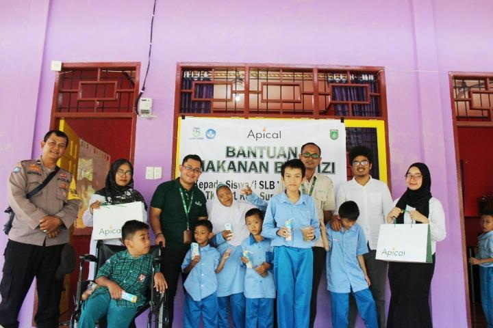 Apical Dumai Berikan Makanan Bergizi di SLB Wati Purnama