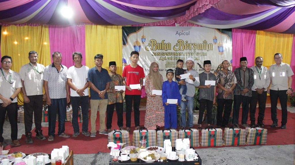Apical Dumai Serahkan Ribuan Paket Sembako