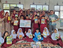 Apical Dumai Salurkan Bantuan Buku ke SDN 001 Lubuk Gaung dan Dinas Pustaka