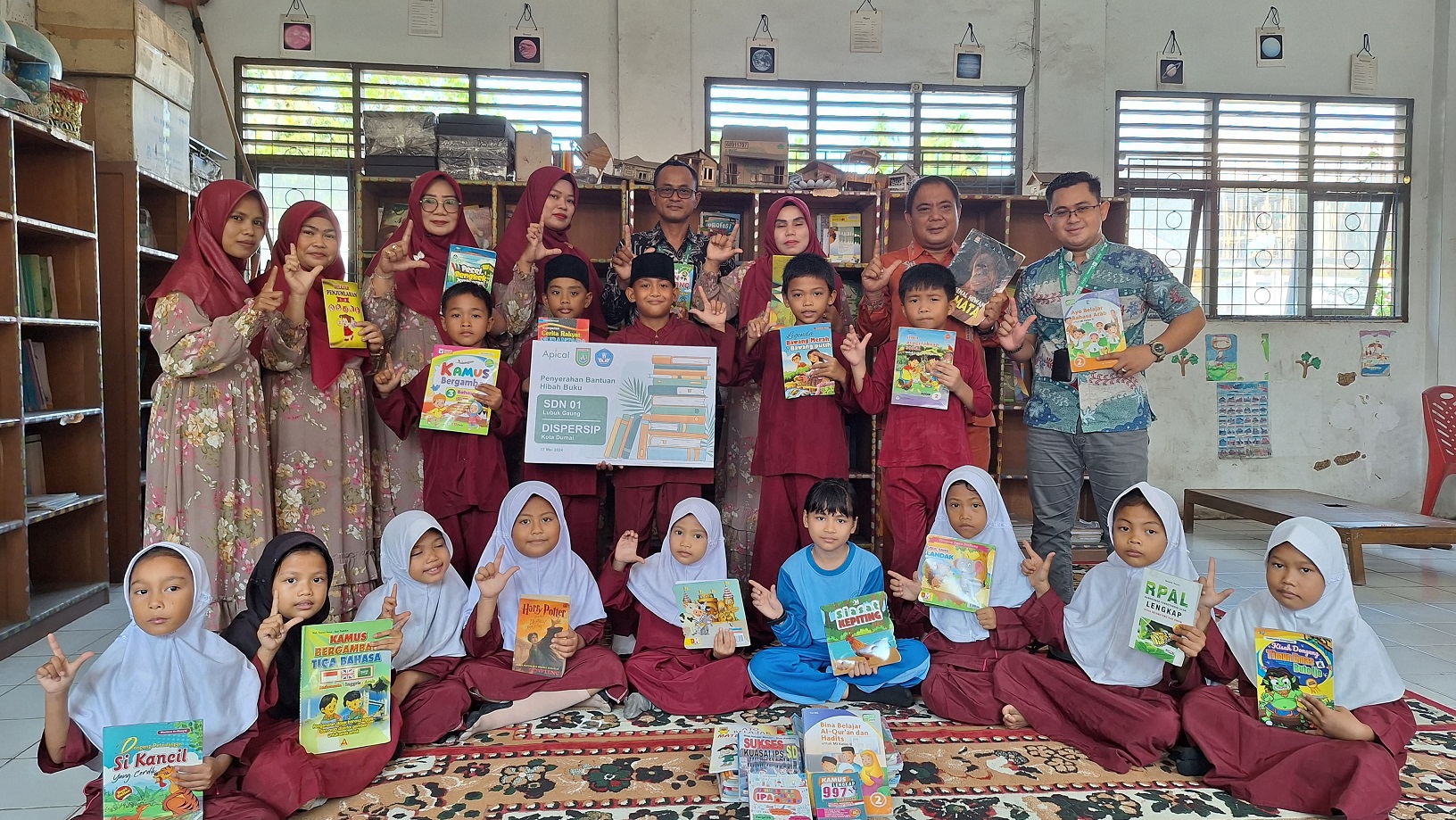 Apical Dumai Salurkan Bantuan Buku ke SDN 001 Lubuk Gaung dan Dinas Pustaka.