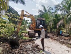 Apical Group Normalisasi Parit Lingkungan Warga Sekitar Perusahaan