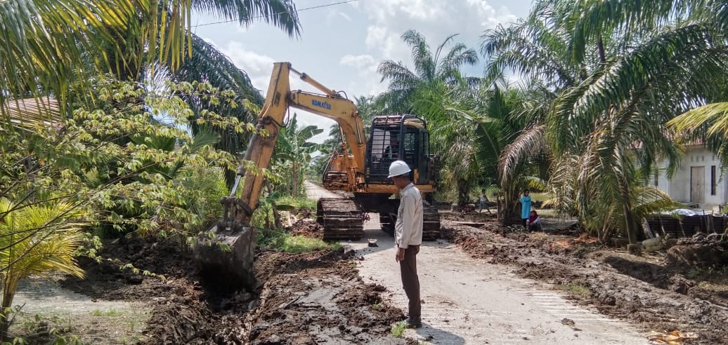 Apical Group Normalisasi Parit Lingkungan Warga Sekitar Perusahaan