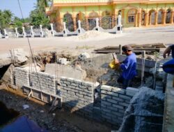 Peduli Infrastruktur, Apical Dumai Perbaiki Jalan dan Turap Parit Masyarakat