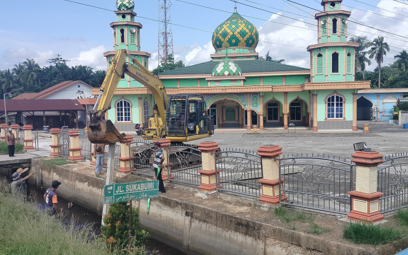 Apical Dumai Perbaiki Dinding Parit untuk Mencegah Banjir