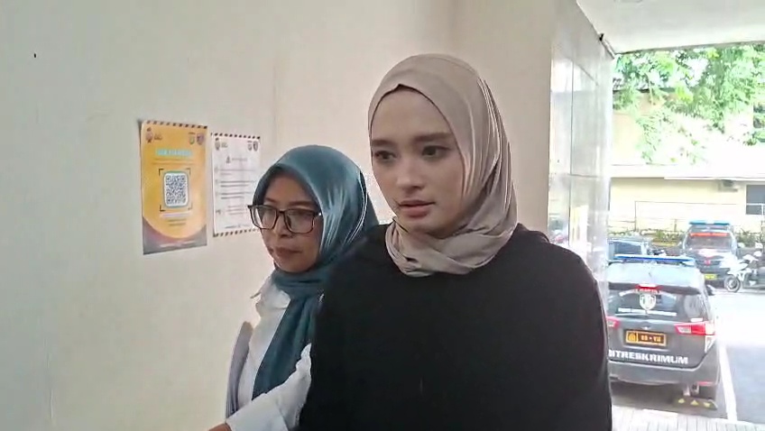 Inara Rusli Batal Jalani Pemeriksaan Kasus Dugaan Perzinaan