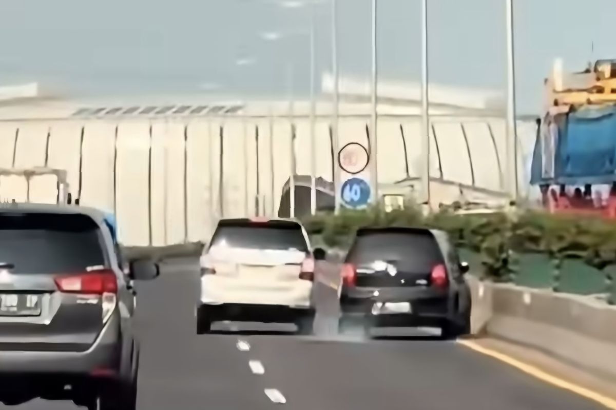 Sopir Nissan dan Innova Terlibat Senggolan di Tol Kemayoran